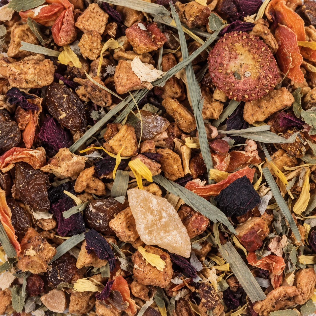 Mélange de fruits Bambou - Pêche - Fraise des bois – thé en vrac en gros plan