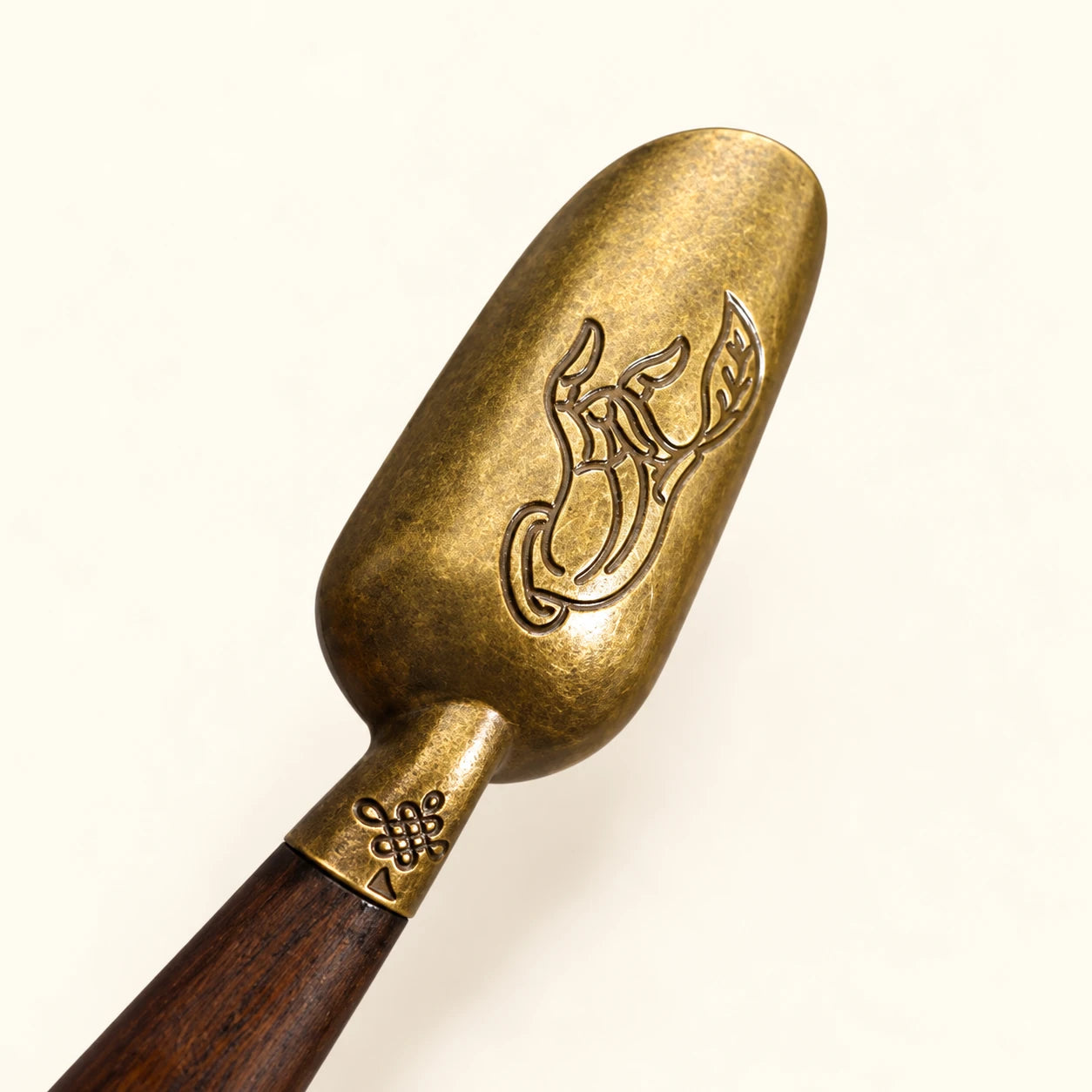 Cuillère à thé en ébène gravée d’une main de Bouddha – image produit 4