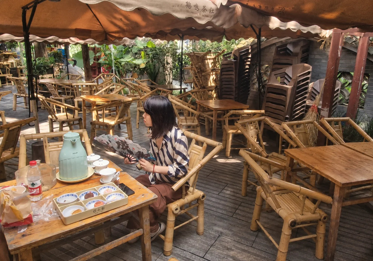 Maison de thé chinoise traditionnelle avec chaises en bambou et cérémonie du thé